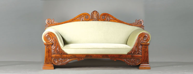 Biedermeiersofa, wohl norddeutsch, um 1835/40, Mahagoni- bzw. Pyramidenmahagonifurnier auf Weichholzkorpus, kräftige seitl. Pilaster, überreich mit ...