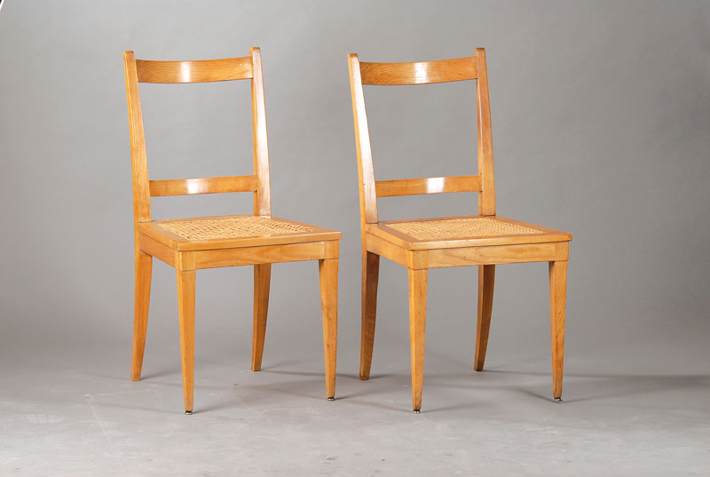 Paar Biedermeierstühle, Wien, wohl Umkreis Danhauser, um 1815/20, Kirschbaum massiv, H. ca. 92 cm, Sh. ca. 47 cm