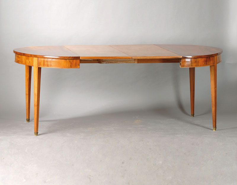 Ausziehtisch, deutsch, um 1860/70, Nussbaum massiv u. furniert, Platte in gespiegeltem massivem Nussbaumholz, Zarge umlaufend mit Stababschluss, ...