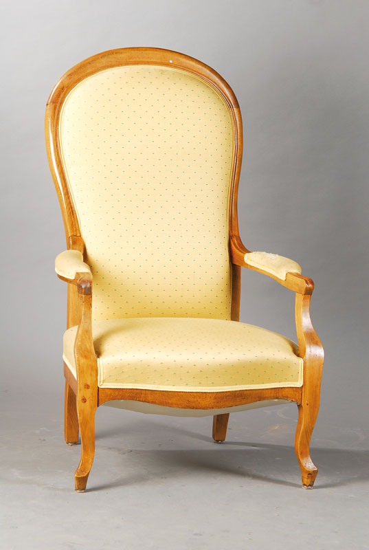 Voltaire-Sessel, süddeutsch, um 1840/50, Buche massiv, stiltypische Form, Handläufe gerieft, Bezug z.T. zerschlissen, Polster mit Gebr.-Sp., H. ca. ...