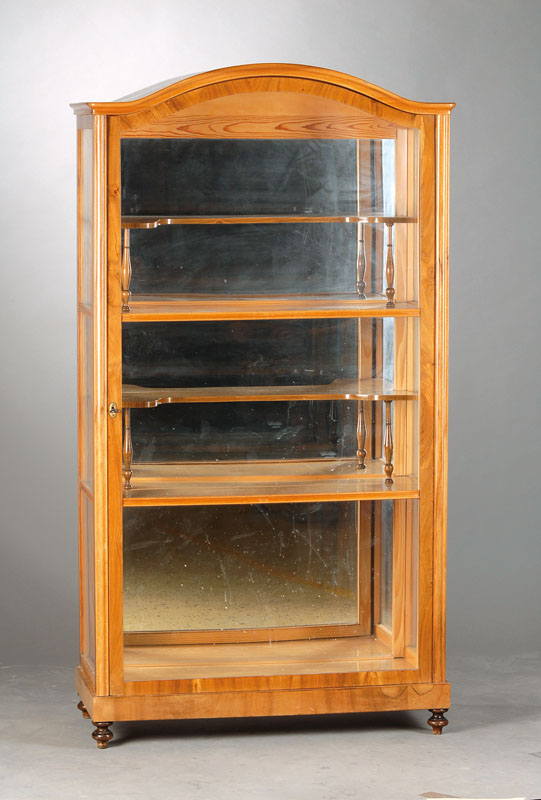 Vitrine, wohl Österreich, um 1820, Nussbaum furniert auf Weichholzkorpus, 1-türig, l. gewölbter Giebel, Innen 4 Etagen zum präsentieren von ...