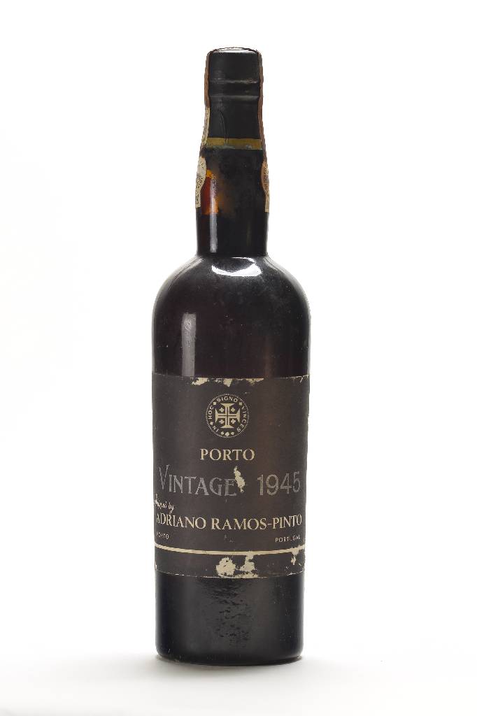 2 Flaschen 1945 Adriano Ramos-Pinto Vintage Port, je ca. 75 cl., je ca. into neck, unverkostet, Etiketten besch., Kapsel l. besch., shipped by ...