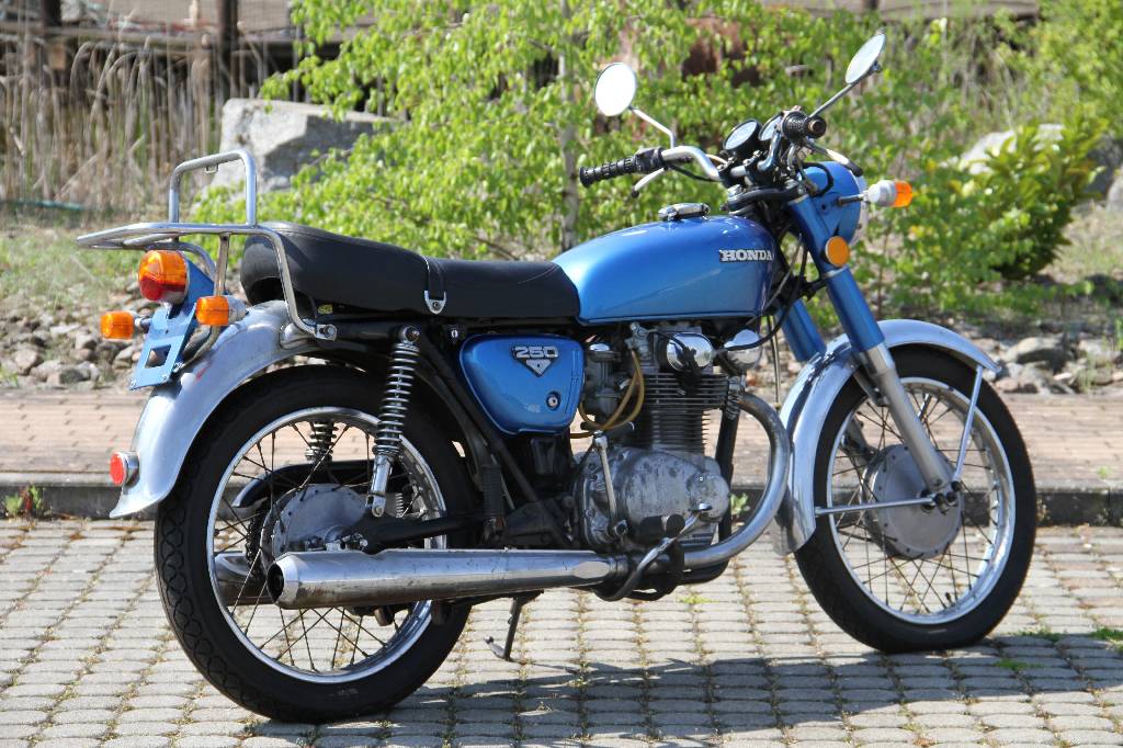 Detail a: Honda CB250, EZ 05.1972, Laufleistung ca. 23.850 km abgelesen, 20 kW/ 27 PS, 2- Zylinder, 5-Gang Schaltgetriebe, blau metallic, Seitenständer, ...