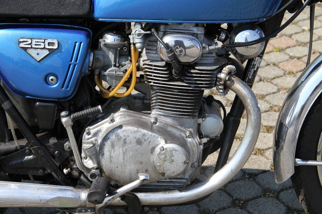 Detail b: Honda CB250, EZ 05.1972, Laufleistung ca. 23.850 km abgelesen, 20 kW/ 27 PS, 2- Zylinder, 5-Gang Schaltgetriebe, blau metallic, Seitenständer, ...