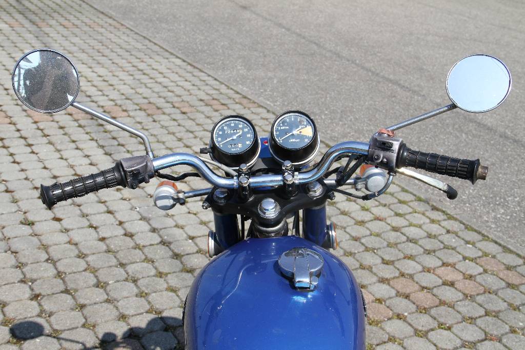Detail c: Honda CB250, EZ 05.1972, Laufleistung ca. 23.850 km abgelesen, 20 kW/ 27 PS, 2- Zylinder, 5-Gang Schaltgetriebe, blau metallic, Seitenständer, ...
