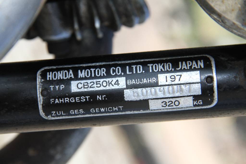Detail d: Honda CB250, EZ 05.1972, Laufleistung ca. 23.850 km abgelesen, 20 kW/ 27 PS, 2- Zylinder, 5-Gang Schaltgetriebe, blau metallic, Seitenständer, ...