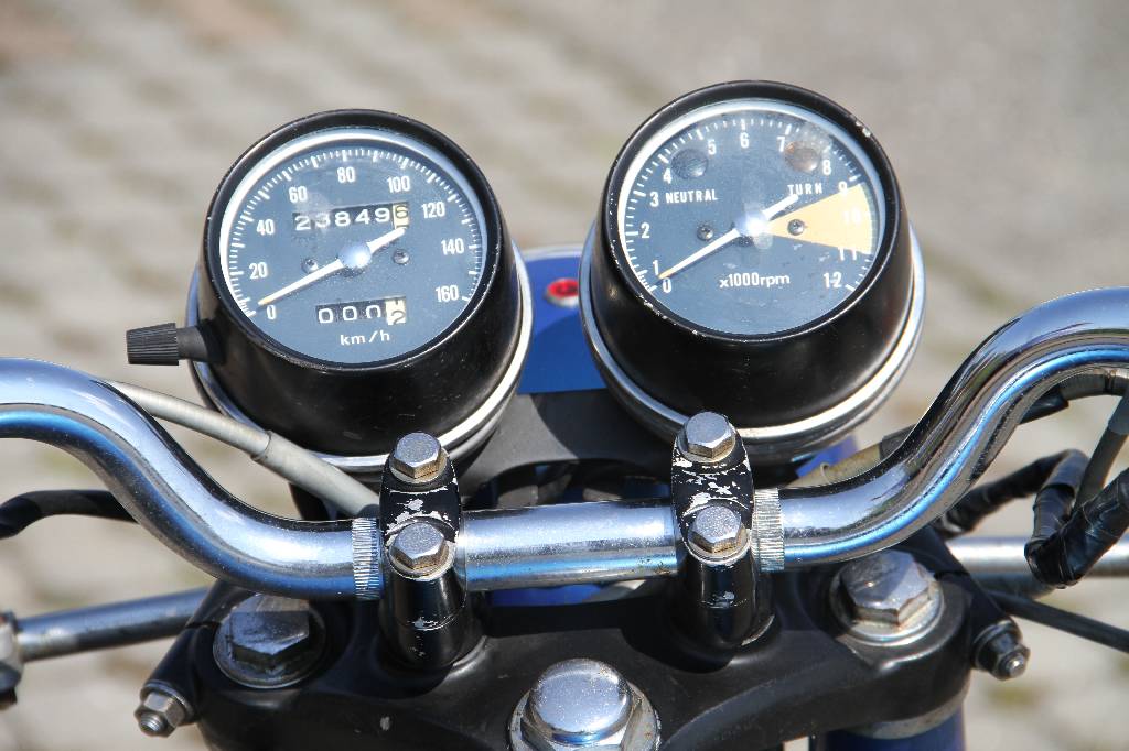 Detail e: Honda CB250, EZ 05.1972, Laufleistung ca. 23.850 km abgelesen, 20 kW/ 27 PS, 2- Zylinder, 5-Gang Schaltgetriebe, blau metallic, Seitenständer, ...