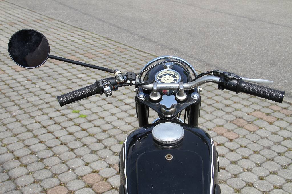 Detail b: BMW R 26, EZ 05.1956, Laufleistung ca. 237 km abgelesen, 11 kW/ 15 PS, 1 Zylinder, Schaltgetriebe, schwarz, Seitenständer, Hauptständer, ...
