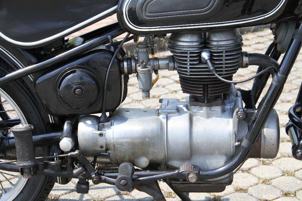Detail c: BMW R 26, EZ 05.1956, Laufleistung ca. 237 km abgelesen, 11 kW/ 15 PS, 1 Zylinder, Schaltgetriebe, schwarz, Seitenständer, Hauptständer, ...