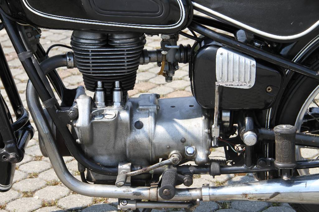 Detail d: BMW R 26, EZ 05.1956, Laufleistung ca. 237 km abgelesen, 11 kW/ 15 PS, 1 Zylinder, Schaltgetriebe, schwarz, Seitenständer, Hauptständer, ...