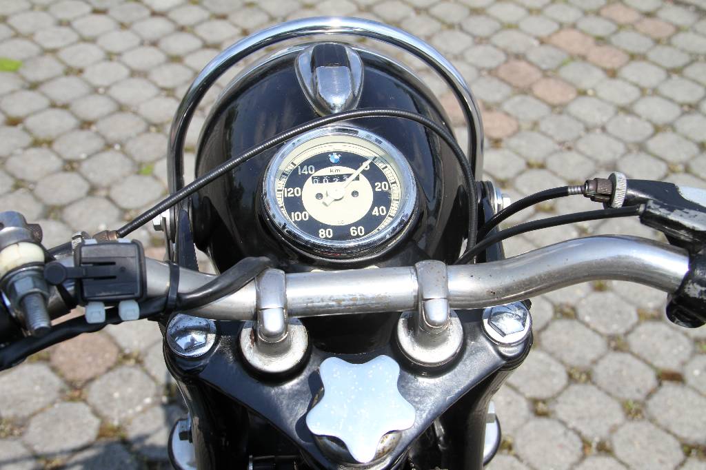 Detail e: BMW R 26, EZ 05.1956, Laufleistung ca. 237 km abgelesen, 11 kW/ 15 PS, 1 Zylinder, Schaltgetriebe, schwarz, Seitenständer, Hauptständer, ...