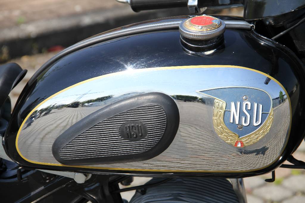 Detail b: NSU SuperFox, EZ 07.1957, Laufleistung ca. 506 km abgelesen, 5 kW/ 7 PS, 1-Zylinder, 4- Gang Schaltgetriebe, schwarz, inkl. Original NSU SuperFox ...