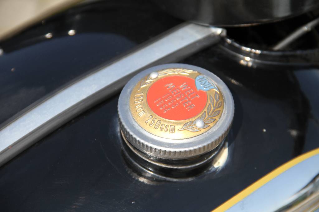 Detail e: NSU SuperFox, EZ 07.1957, Laufleistung ca. 506 km abgelesen, 5 kW/ 7 PS, 1-Zylinder, 4- Gang Schaltgetriebe, schwarz, inkl. Original NSU SuperFox ...