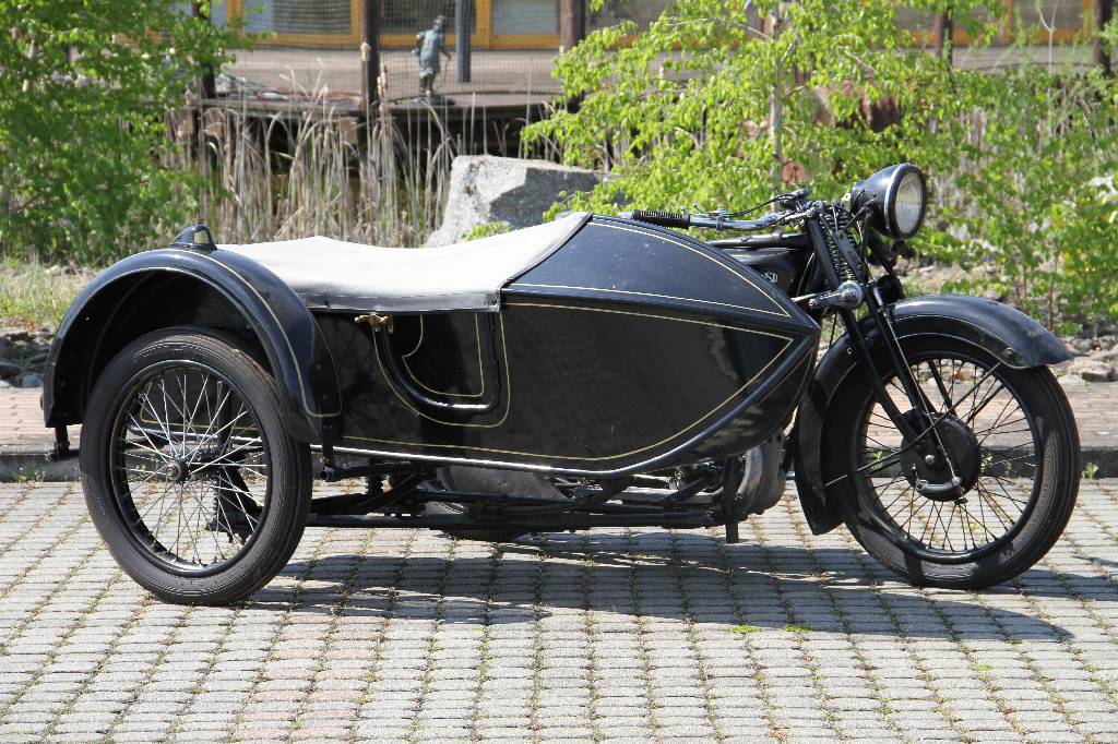 Detail a: NSU 501 T mit Beiwagen, EZ 07.1928, Laufleistung unbekannt, 8 kW/ 11 PS, 1- Zylinder, Schaltgetriebe, schwarz, Gepäckträger, Persenning für ...