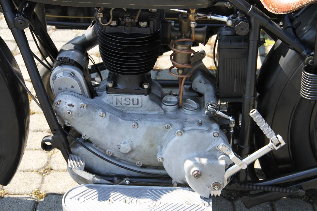 Detail b: NSU 501 T mit Beiwagen, EZ 07.1928, Laufleistung unbekannt, 8 kW/ 11 PS, 1- Zylinder, Schaltgetriebe, schwarz, Gepäckträger, Persenning für ...