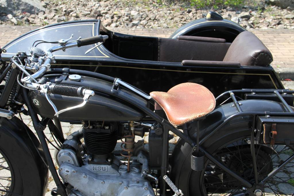 Detail c: NSU 501 T mit Beiwagen, EZ 07.1928, Laufleistung unbekannt, 8 kW/ 11 PS, 1- Zylinder, Schaltgetriebe, schwarz, Gepäckträger, Persenning für ...
