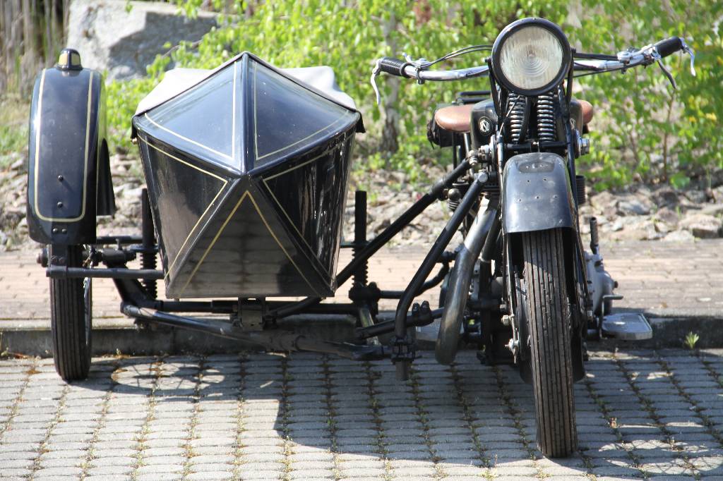 Detail d: NSU 501 T mit Beiwagen, EZ 07.1928, Laufleistung unbekannt, 8 kW/ 11 PS, 1- Zylinder, Schaltgetriebe, schwarz, Gepäckträger, Persenning für ...