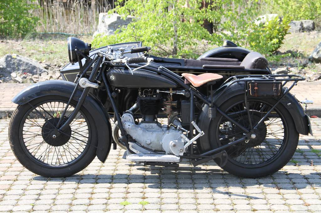 Detail e: NSU 501 T mit Beiwagen, EZ 07.1928, Laufleistung unbekannt, 8 kW/ 11 PS, 1- Zylinder, Schaltgetriebe, schwarz, Gepäckträger, Persenning für ...