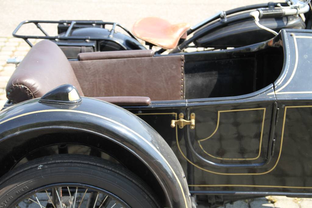 Detail g: NSU 501 T mit Beiwagen, EZ 07.1928, Laufleistung unbekannt, 8 kW/ 11 PS, 1- Zylinder, Schaltgetriebe, schwarz, Gepäckträger, Persenning für ...