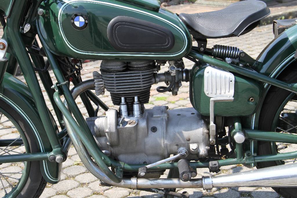 Detail b: BMW R 27, EZ 07.1966, Laufleistung ca. 11.578 km abgelesen, 13 kW/ 18 PS, 1- Zylinder, 4-Gang Schaltgetriebe, grün, Ochsenaugenblinker, ...