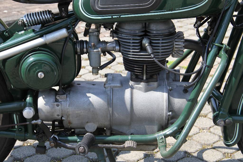 Detail c: BMW R 27, EZ 07.1966, Laufleistung ca. 11.578 km abgelesen, 13 kW/ 18 PS, 1- Zylinder, 4-Gang Schaltgetriebe, grün, Ochsenaugenblinker, ...