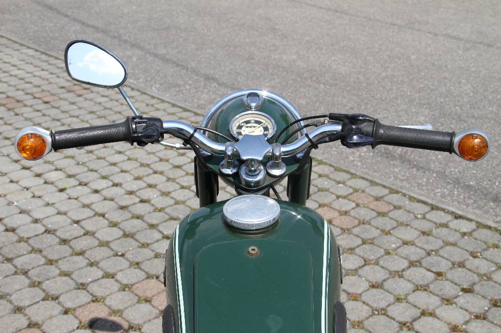 Detail d: BMW R 27, EZ 07.1966, Laufleistung ca. 11.578 km abgelesen, 13 kW/ 18 PS, 1- Zylinder, 4-Gang Schaltgetriebe, grün, Ochsenaugenblinker, ...