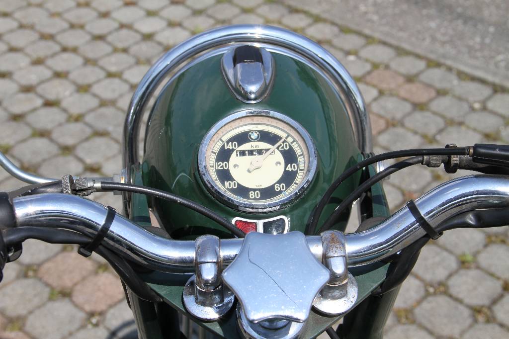 Detail e: BMW R 27, EZ 07.1966, Laufleistung ca. 11.578 km abgelesen, 13 kW/ 18 PS, 1- Zylinder, 4-Gang Schaltgetriebe, grün, Ochsenaugenblinker, ...