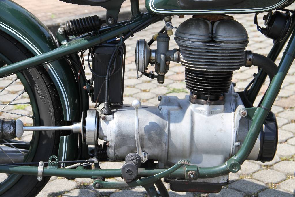 Detail b: BMW R 25/2, EZ 07.1952, Laufleistung ca. 1.832 km abgelesen, 9 kW/ 12 PS, 1-Zylinder, 4-Gang Schaltgetriebe, grün, Hauptständer, Seitenständer, ...