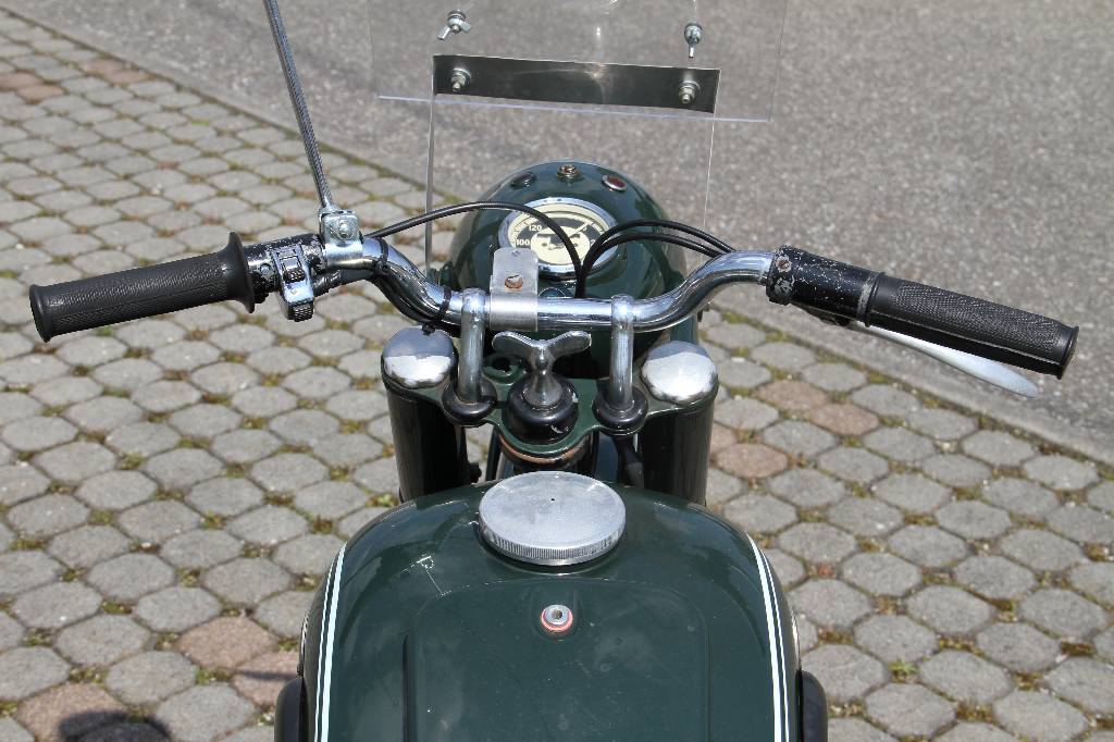 Detail c: BMW R 25/2, EZ 07.1952, Laufleistung ca. 1.832 km abgelesen, 9 kW/ 12 PS, 1-Zylinder, 4-Gang Schaltgetriebe, grün, Hauptständer, Seitenständer, ...