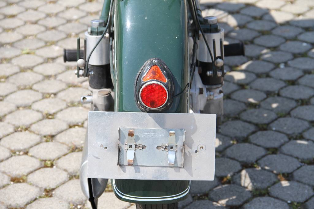 Detail d: BMW R 25/2, EZ 07.1952, Laufleistung ca. 1.832 km abgelesen, 9 kW/ 12 PS, 1-Zylinder, 4-Gang Schaltgetriebe, grün, Hauptständer, Seitenständer, ...