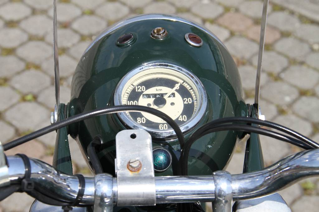 Detail g: BMW R 25/2, EZ 07.1952, Laufleistung ca. 1.832 km abgelesen, 9 kW/ 12 PS, 1-Zylinder, 4-Gang Schaltgetriebe, grün, Hauptständer, Seitenständer, ...