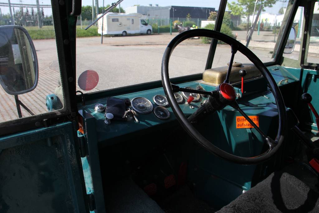 Detail e: Mercedes-Benz Unimog 30 Typ 411, EZ 03.1961, Laufleistung unbekannt, H- zulassungsfähig, 24 kW/ 32 PS, 4-Zylinder, 8-Gang Schaltgetriebe, grün, ...