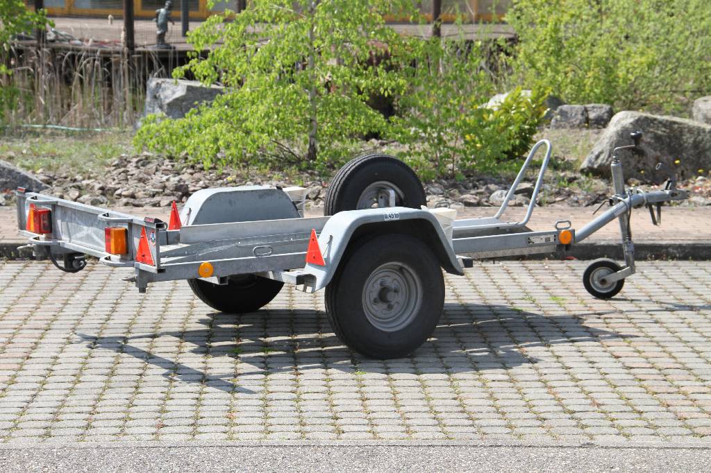 Detail b: Heinemann M452 Motorradanhänger, EZ 07.1989, 450 kg zulässige Gesamtmasse, 92 kg Leermasse, 1 Achse Fahrgestellnummer: 452M00625