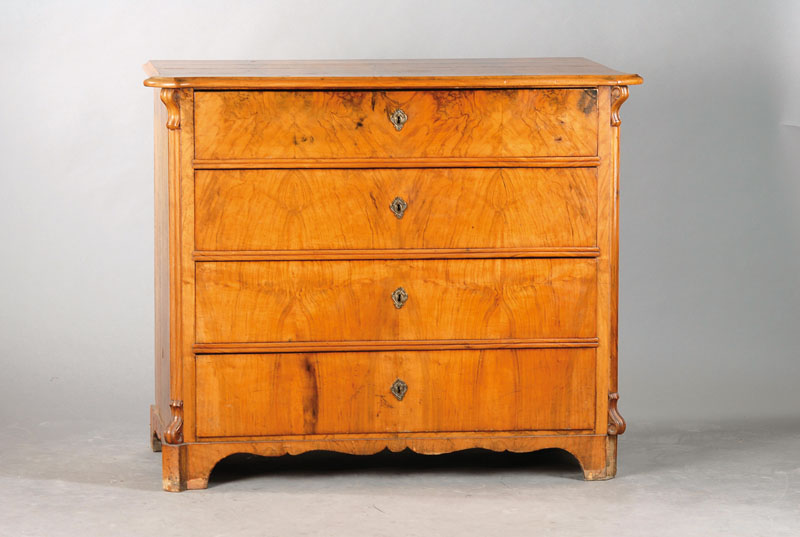 Louis-Philippe-Kommode, mitteldeutsch, wohl Hessen, um 1850/60, Nussbaum- u. Wurzelnussfurnier z.T. doppelt gespiegelt verlegt auf Weichholzkorpus, ...