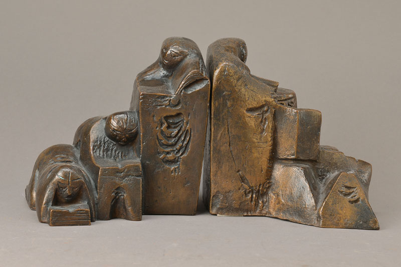 Hannelore Buschkötter, geb. 1923, Buchstützen, Bronze, 2-teilig, je signiert, je ca. 18x17x13 cm