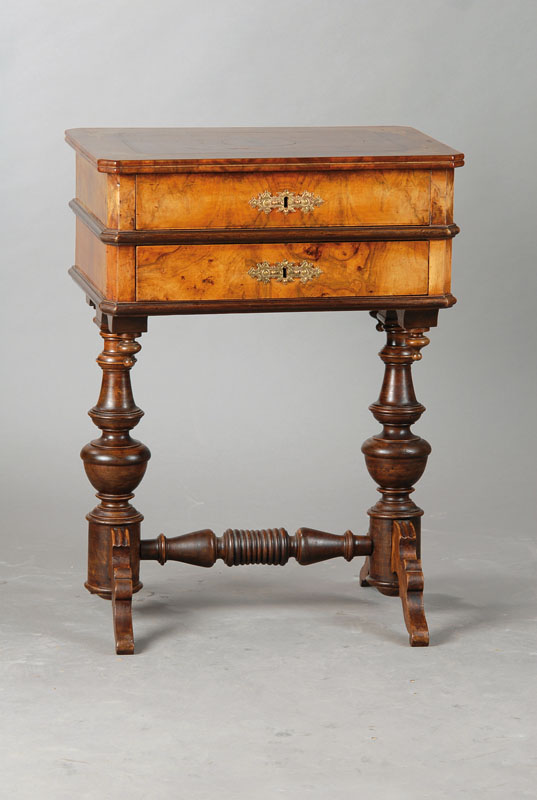Gründerzeitnähtischchen, deutsch, um 1870, Nussbaum massiv u. furniert auf Weichholzkorpus, 2-schübig, großer Kasten mit abgeflachten Ecken, ...