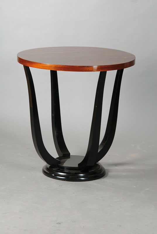 Art-Deco-Tischchen, deutsch, um 1930, Platte in ausgesuchtem Palisanderfurnier, auf Pappel- u. Eichegrund, 4 geschwungene Beine auf 3-fach getreppter ...