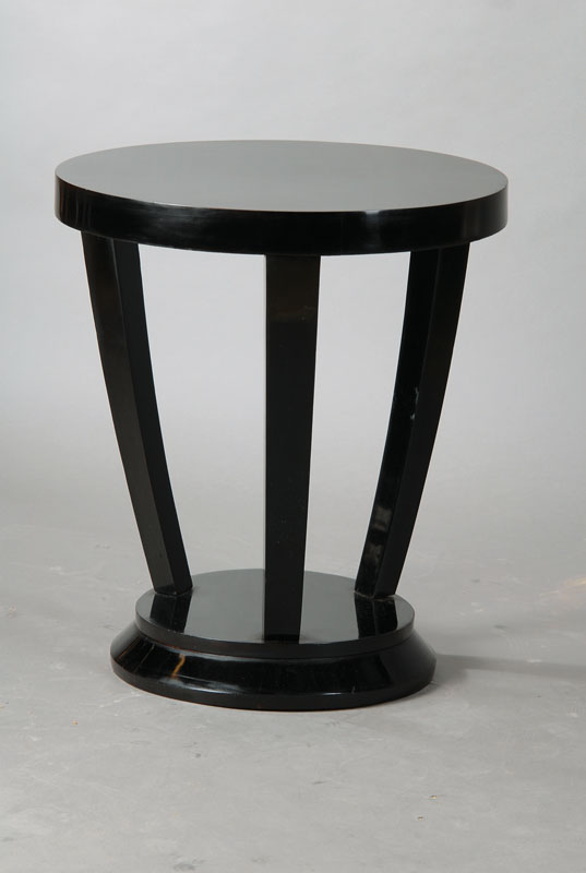 Art-Deco-Beistelltischchen, deutsch, um 1930, Nussbaumholz schwarz gelackt, runde Formgebung, Beine leicht geschweift u. konisch verlaufend, auf ...