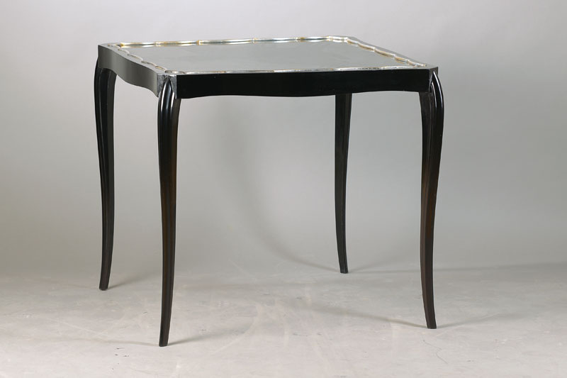 Spieltischchen, wohl Frankreich, 20. Jh., Art-Deco-Stil mit Barockeinfluss, Mitteltischchen, schwarz gelackt, Platte mit silberner Abgrenzung, sehr ...