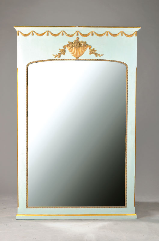 Art-Deco-Spiegel, um 1930, Weichholzrahmen gefaßt, Spiegelglas abgerundet u. facettiert, mit Girlanden-Appliken, in klassizistischem Dekor, Fassung ...
