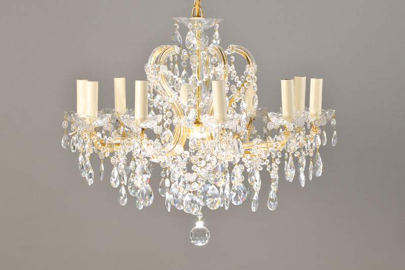 Prunkvoller Korblüster, Böhmen, (Maria-Theresia), ca. 1930/35, Wellenförmig gebogene glasummantelte Arme mit je 2 Brennstellen mit ...