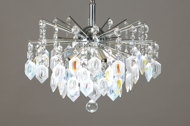Deckenlampe, sog. Sputnik-Lampe, um 1950/60, verchromtes Metall in seltener Form, vollständiger Besatz aus z.T. lüstrierenden Glasapplikationen aus ...