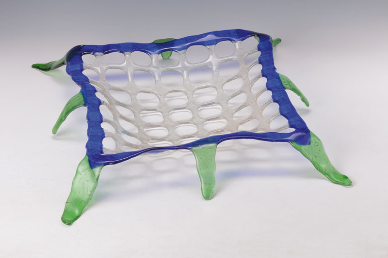 Magdalena Maihoefer, Glaskünstlerin aus Herxheim, Banana Boat, Glasobjekt aus weißem, blauem und grünem Glas, in Durchbrucharbeit, ca. 7x51x55cm, ...