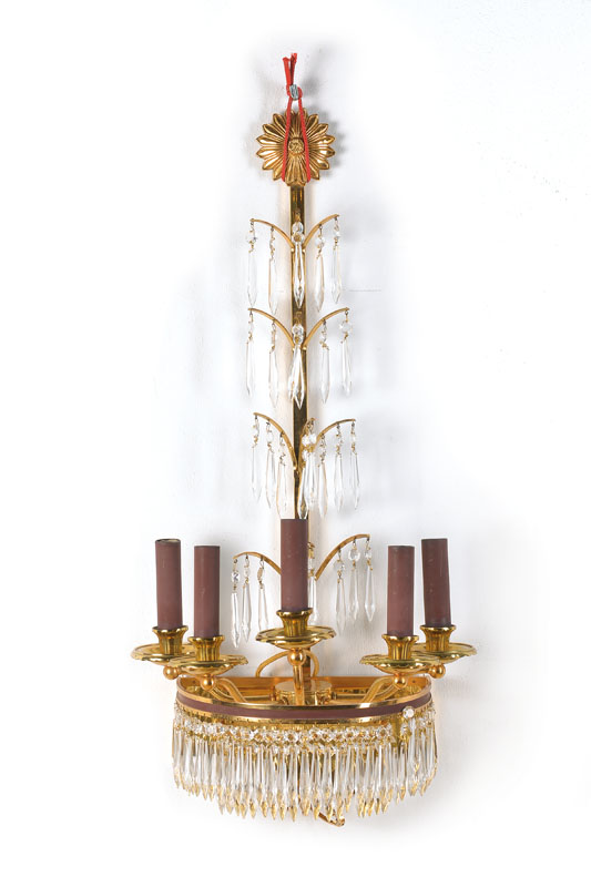 Wandlampe in klassizistischer Manier, 1960/70, feines Messinggerüst, vielfach abgestufter Prismenbehang, 5 Brennstellen über Messingschälchen, ...