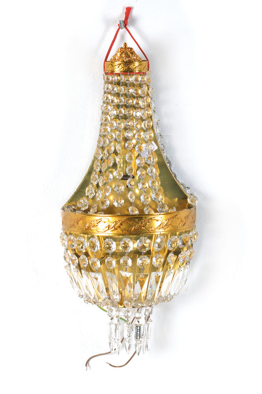Wandlampe, in klassizistischer Manier von 1890, Ausführung 60er Jahre, Messing antikisierend ornamentiert, korbartig abgehängte Linsen, sowie ...