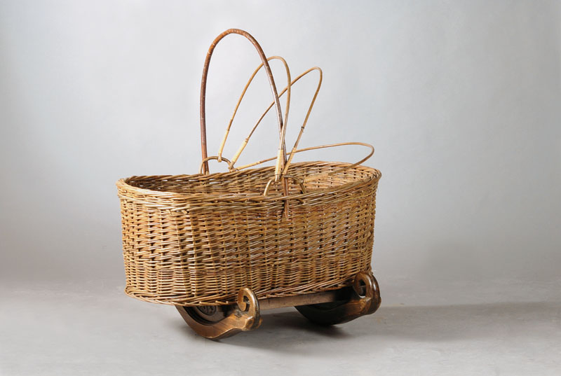 Wiege, deutsch, um 1920/30, Buchenholzkufen mit Weidenkorbgeflecht, Innen altes Kissen, sehr dekorativ u. ländlich, Gesamtmaße ca. 115x93x86 cm, ...