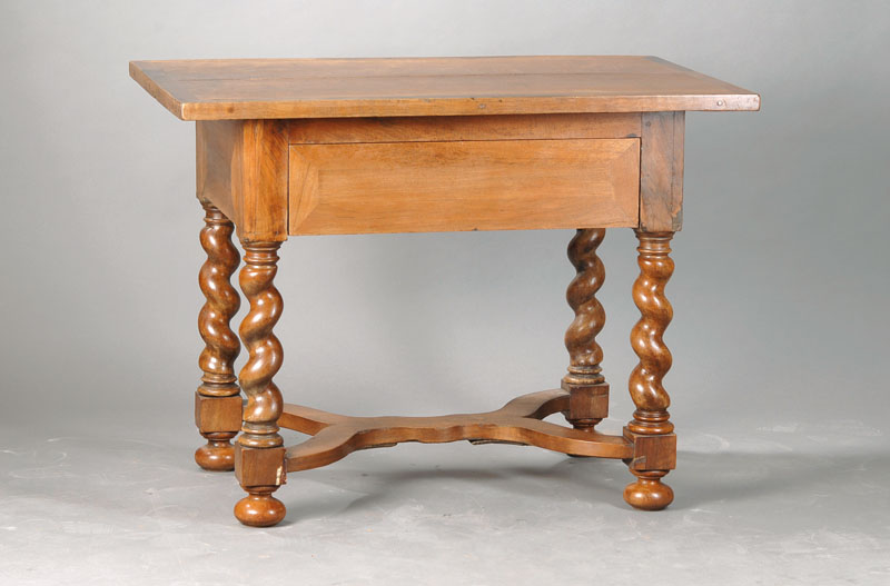 Salontisch, deutsch, um 1880/90, Nussbaum massiv, 4 gewundene Säulenbeine mit geschweiftem Steg verbunden Tischkasten mit unauffälligem ...
