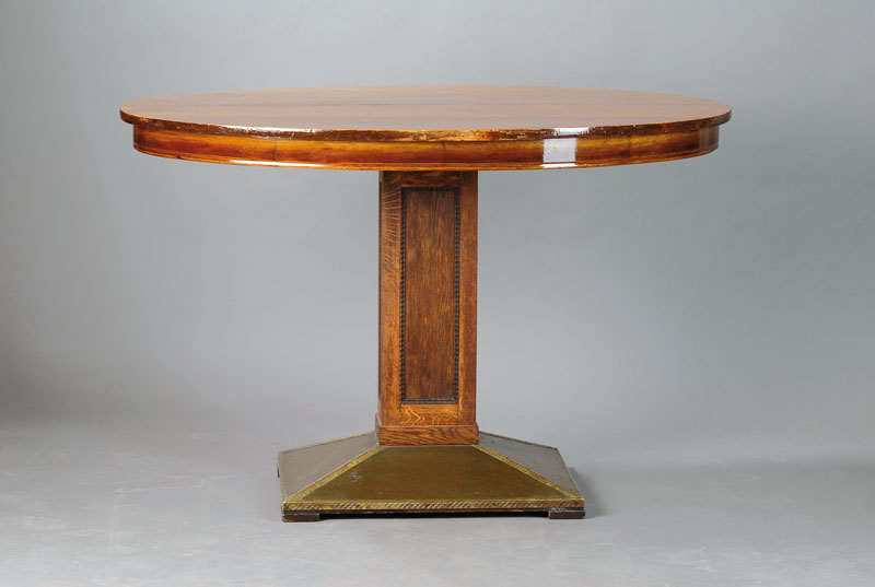 Salontisch, deutsch, um 1905/10, Eiche massiv, Platte in Buche, strenger Schaft mit Flammleistendekor, verzierte Sockelplatte, Oberflächensch., ca. ...