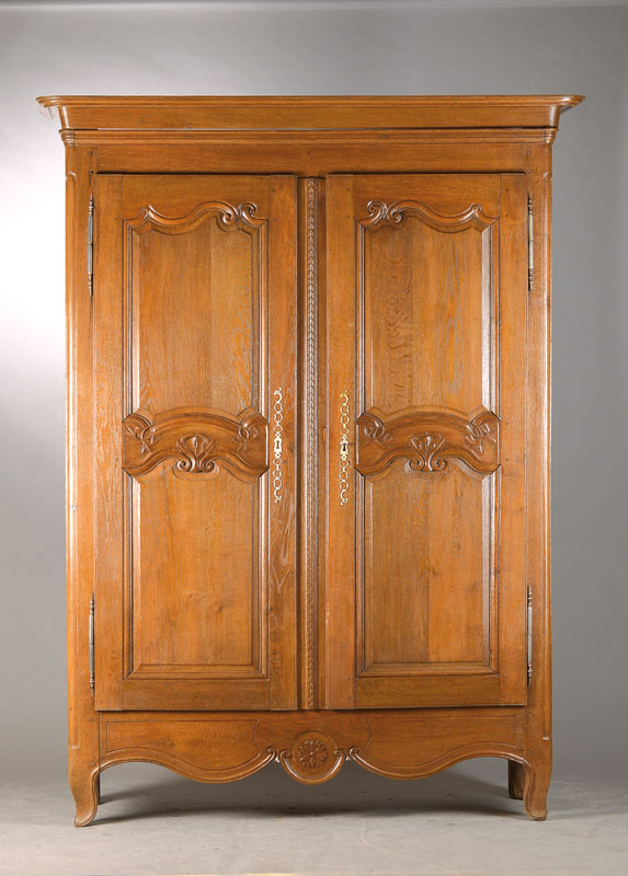 Lothringer Barockschrank, um 1780/90, Eiche massiv, komplett auf Rahmen gearbeitet, 2- türig, Stollenkonstruktion, Türfüllung typischerweise ...