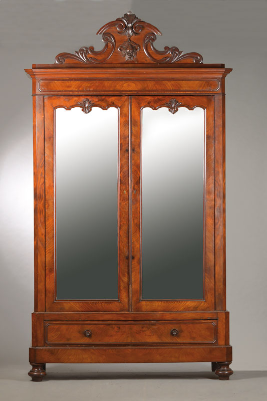 Garderobenschrank, mitteldeutsch, wohl Sachsen/Dresden, um 1860/70, Nussbaumfurnier auf Eichekorpus, 2-türig mit Sockelschub, Türfüllungen ...